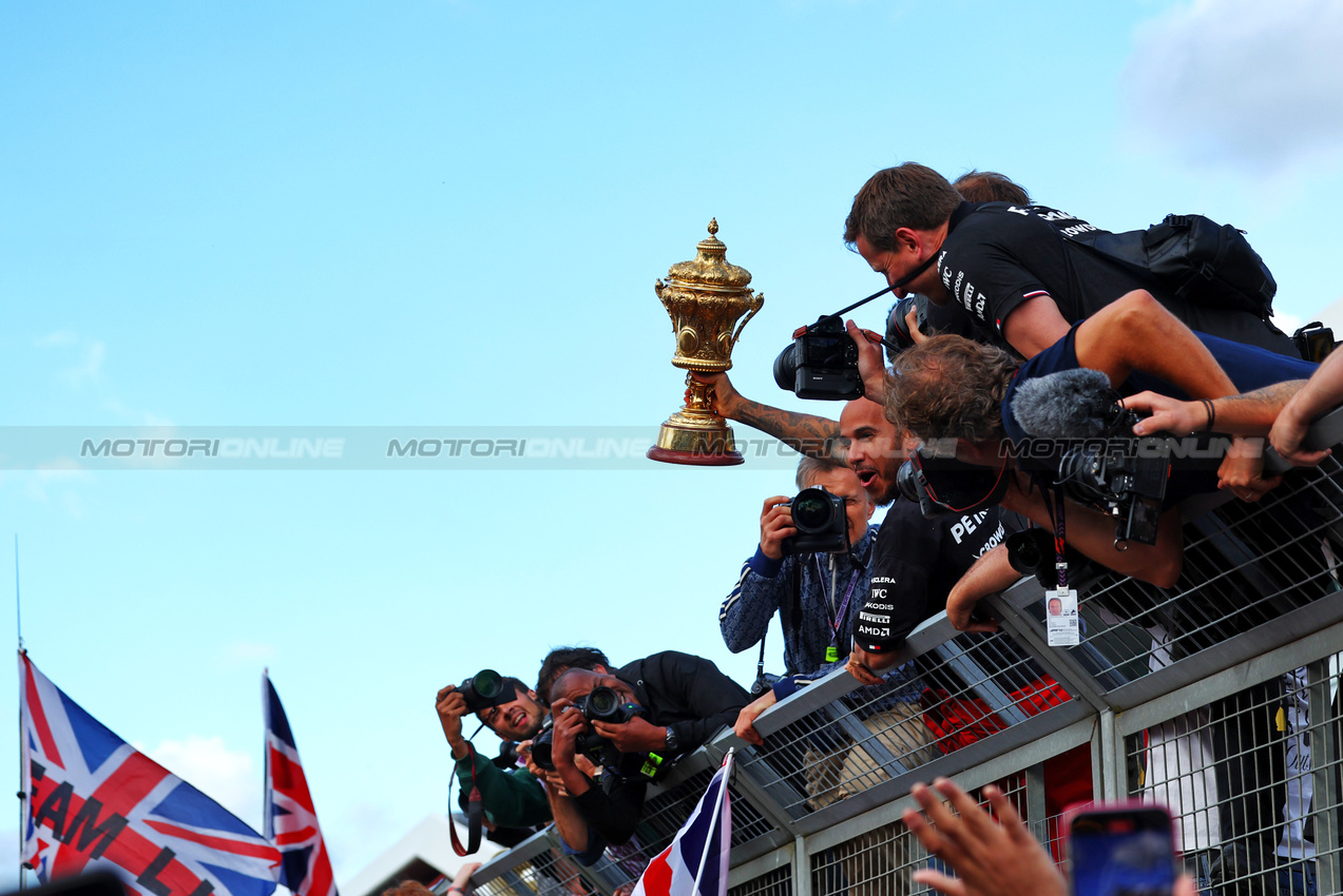 GP GRAN BRETAGNA, Gara winner Lewis Hamilton (GBR) Mercedes AMG F1 celebrates after the end of the race.

07.07.2024. Formula 1 World Championship, Rd 12, British Grand Prix, Silverstone, England, Gara Day.

 - www.xpbimages.com, EMail: requests@xpbimages.com © Copyright: Coates / XPB Images