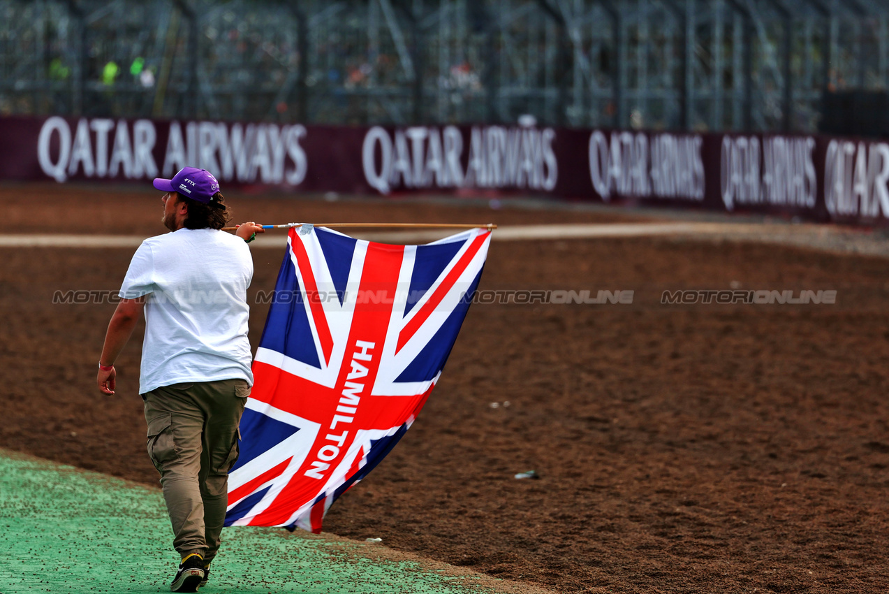 GP GRAN BRETAGNA, Circuit Atmosfera - Lewis Hamilton (GBR) Mercedes AMG F1 fan.

07.07.2024. Formula 1 World Championship, Rd 12, British Grand Prix, Silverstone, England, Gara Day.

 - www.xpbimages.com, EMail: requests@xpbimages.com © Copyright: Coates / XPB Images