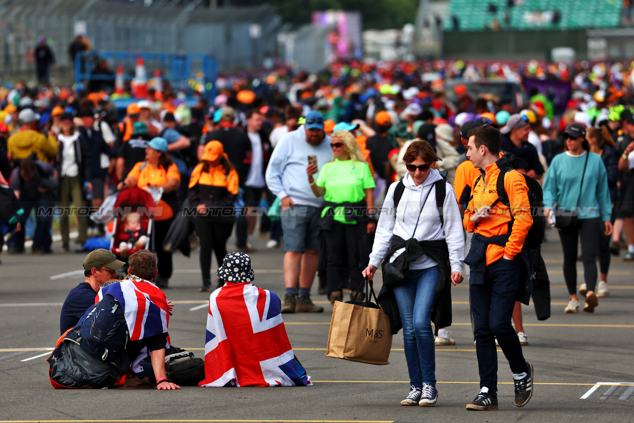GP GRAN BRETAGNA, Circuit Atmosfera - fans on the circuit.

07.07.2024. Formula 1 World Championship, Rd 12, British Grand Prix, Silverstone, England, Gara Day.

 - www.xpbimages.com, EMail: requests@xpbimages.com © Copyright: Coates / XPB Images