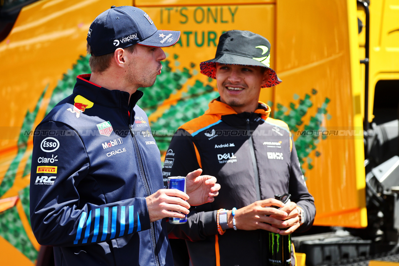 GP GRAN BRETAGNA, (L to R): Max Verstappen (NLD) Red Bull Racing e Lando Norris (GBR) McLaren on the drivers' parade.

07.07.2024. Formula 1 World Championship, Rd 12, British Grand Prix, Silverstone, England, Gara Day.

- www.xpbimages.com, EMail: requests@xpbimages.com © Copyright: Batchelor / XPB Images