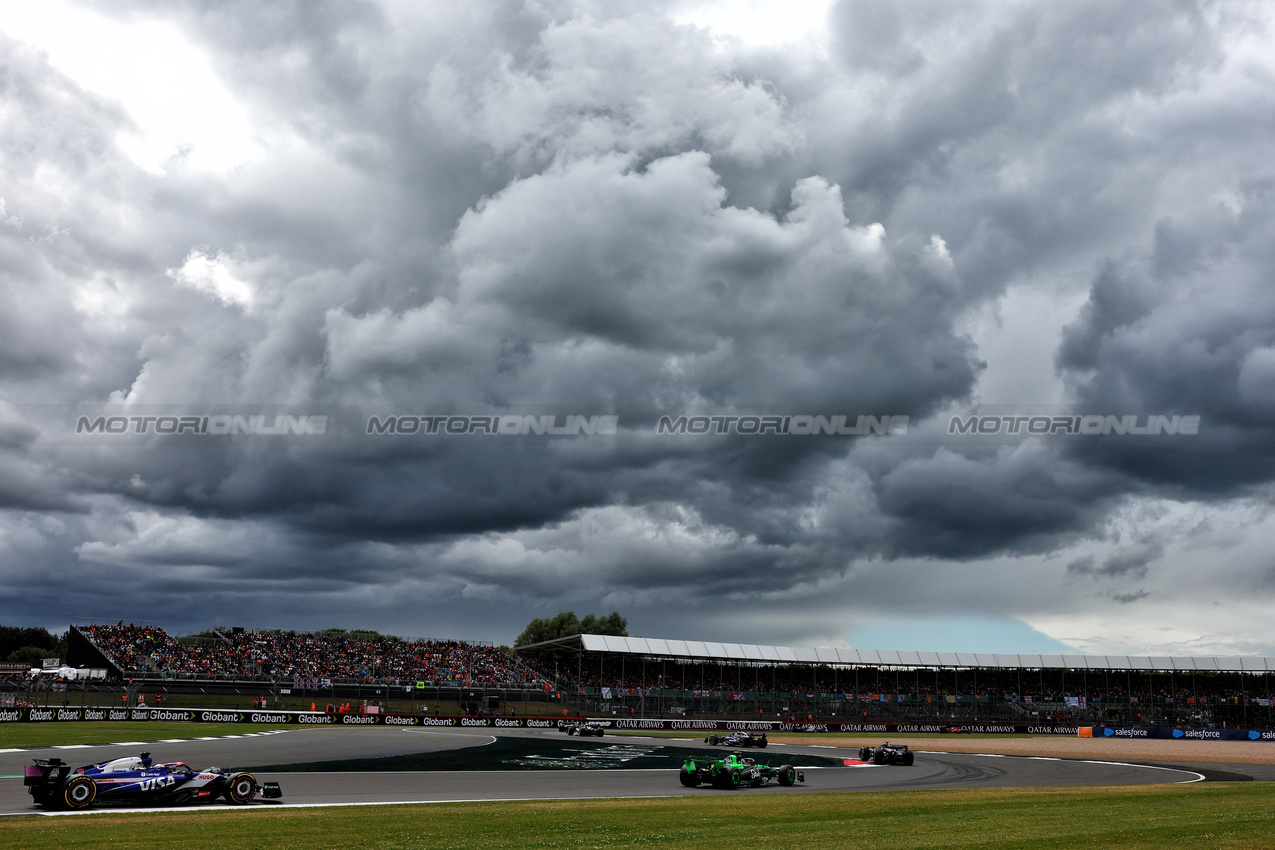GP GRAN BRETAGNA, Daniel Ricciardo (AUS) RB VCARB 01.

07.07.2024. Formula 1 World Championship, Rd 12, British Grand Prix, Silverstone, England, Gara Day.

 - www.xpbimages.com, EMail: requests@xpbimages.com © Copyright: Coates / XPB Images
