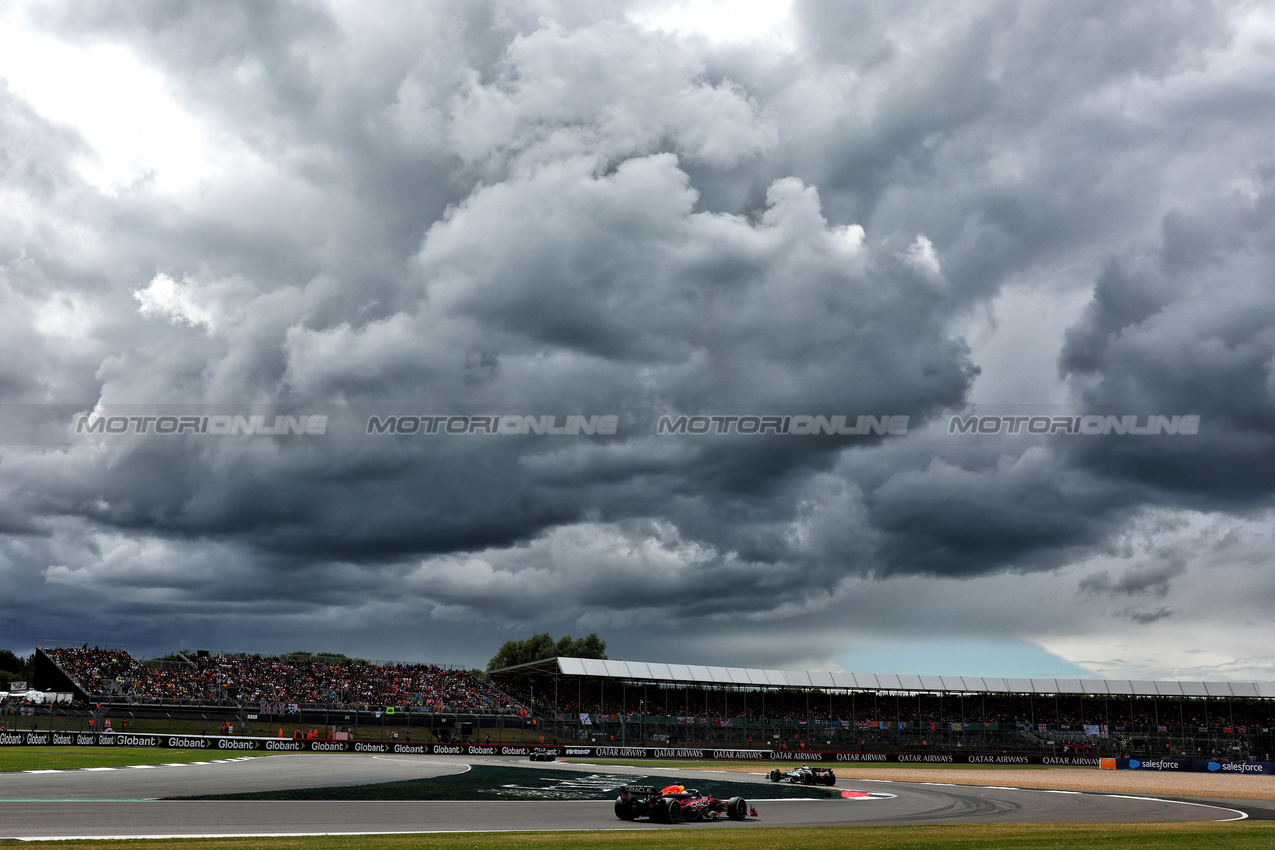 GP GRAN BRETAGNA, Max Verstappen (NLD) Red Bull Racing RB20.

07.07.2024. Formula 1 World Championship, Rd 12, British Grand Prix, Silverstone, England, Gara Day.

 - www.xpbimages.com, EMail: requests@xpbimages.com © Copyright: Coates / XPB Images