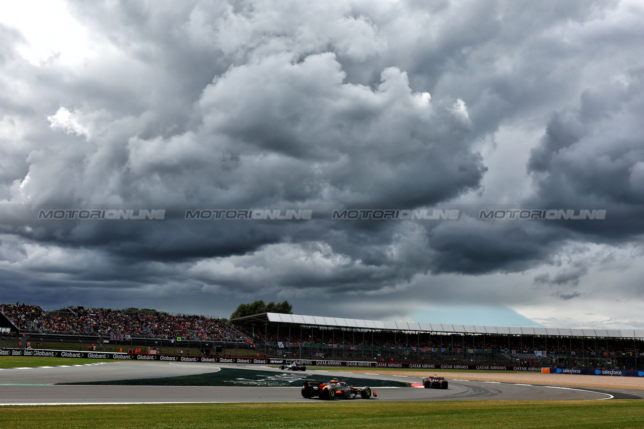 GP GRAN BRETAGNA, Lando Norris (GBR) McLaren MCL38.

07.07.2024. Formula 1 World Championship, Rd 12, British Grand Prix, Silverstone, England, Gara Day.

 - www.xpbimages.com, EMail: requests@xpbimages.com © Copyright: Coates / XPB Images
