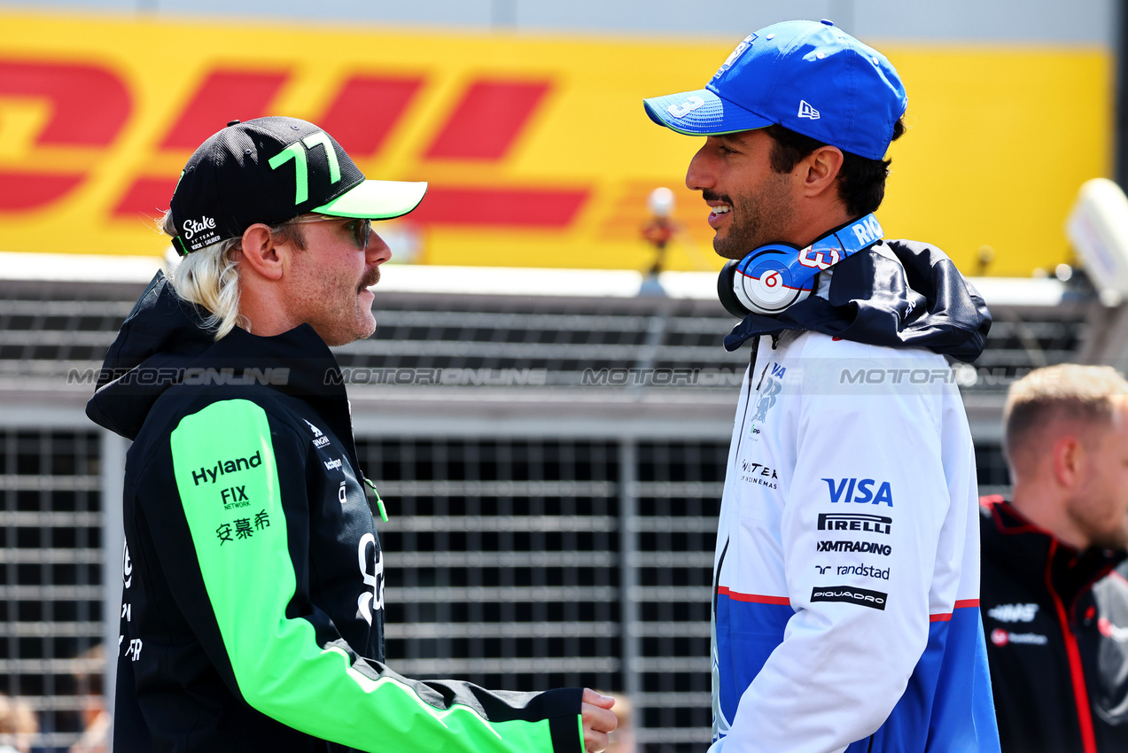 GP GRAN BRETAGNA, (L to R): Valtteri Bottas (FIN) Sauber with Daniel Ricciardo (AUS) RB on the drivers' parade.

07.07.2024. Formula 1 World Championship, Rd 12, British Grand Prix, Silverstone, England, Gara Day.

- www.xpbimages.com, EMail: requests@xpbimages.com © Copyright: Batchelor / XPB Images