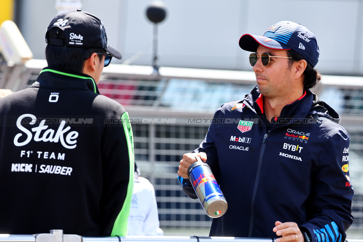 GP GRAN BRETAGNA, Sergio Perez (MEX) Red Bull Racing on the drivers' parade.

07.07.2024. Formula 1 World Championship, Rd 12, British Grand Prix, Silverstone, England, Gara Day.

- www.xpbimages.com, EMail: requests@xpbimages.com © Copyright: Batchelor / XPB Images