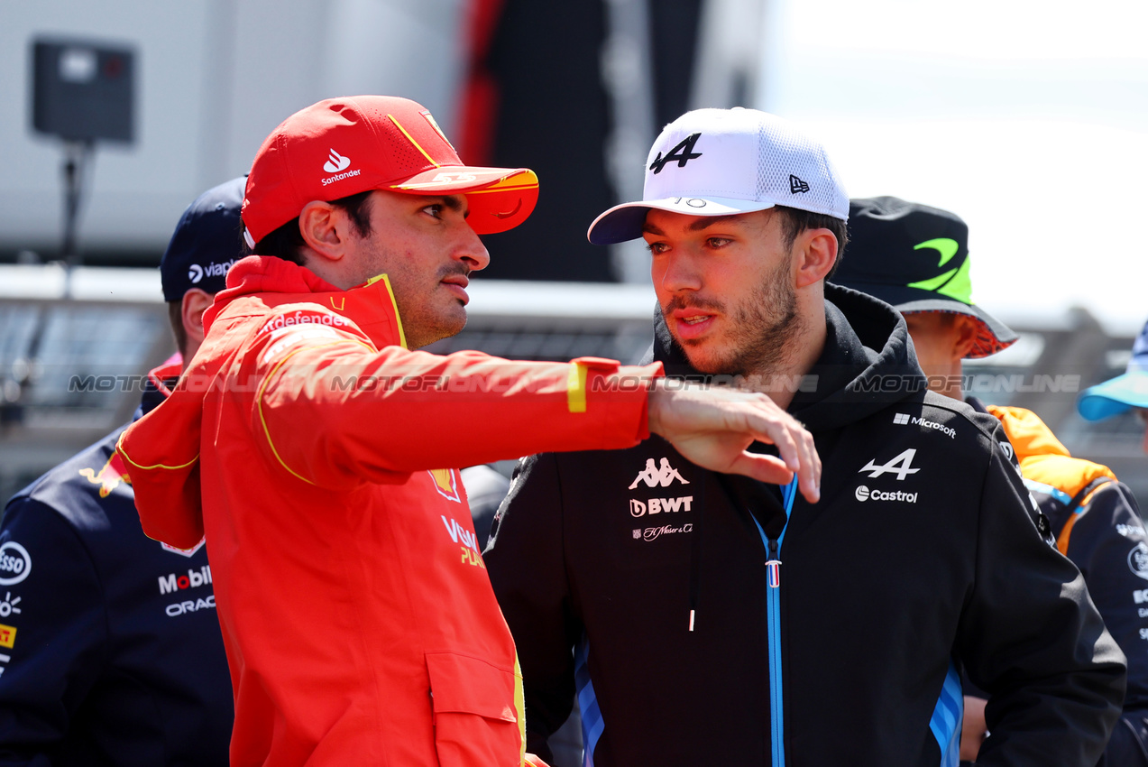 GP GRAN BRETAGNA, (L to R): Carlos Sainz Jr (ESP) Ferrari with Pierre Gasly (FRA) Alpine F1 Team on the drivers' parade.

07.07.2024. Formula 1 World Championship, Rd 12, British Grand Prix, Silverstone, England, Gara Day.

- www.xpbimages.com, EMail: requests@xpbimages.com © Copyright: Batchelor / XPB Images