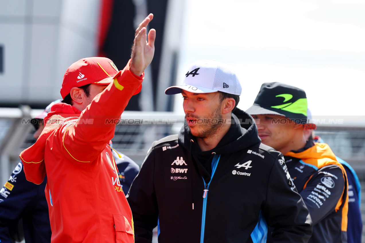 GP GRAN BRETAGNA, (L to R): Carlos Sainz Jr (ESP) Ferrari with Pierre Gasly (FRA) Alpine F1 Team on the drivers' parade.

07.07.2024. Formula 1 World Championship, Rd 12, British Grand Prix, Silverstone, England, Gara Day.

- www.xpbimages.com, EMail: requests@xpbimages.com © Copyright: Batchelor / XPB Images