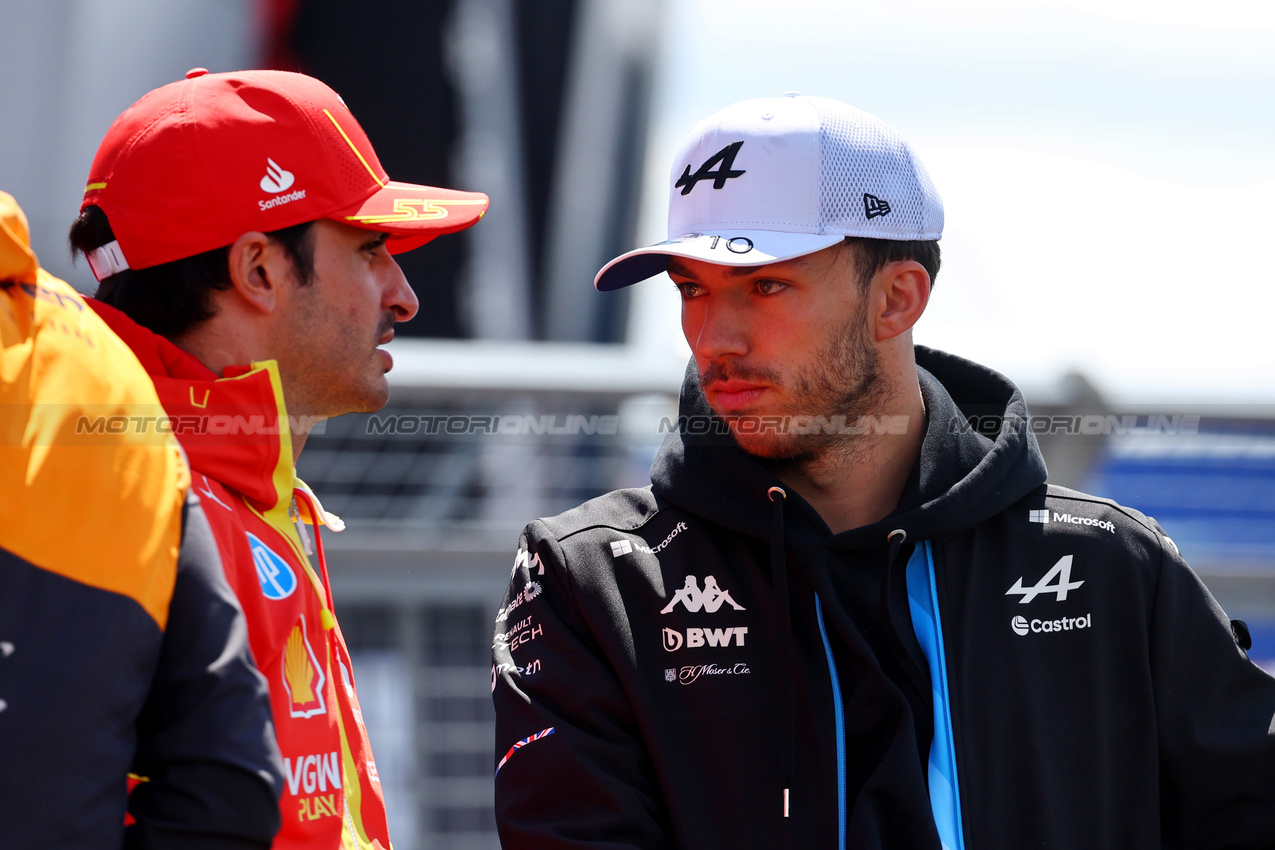GP GRAN BRETAGNA, (L to R): Carlos Sainz Jr (ESP) Ferrari with Pierre Gasly (FRA) Alpine F1 Team on the drivers' parade.

07.07.2024. Formula 1 World Championship, Rd 12, British Grand Prix, Silverstone, England, Gara Day.

- www.xpbimages.com, EMail: requests@xpbimages.com © Copyright: Batchelor / XPB Images