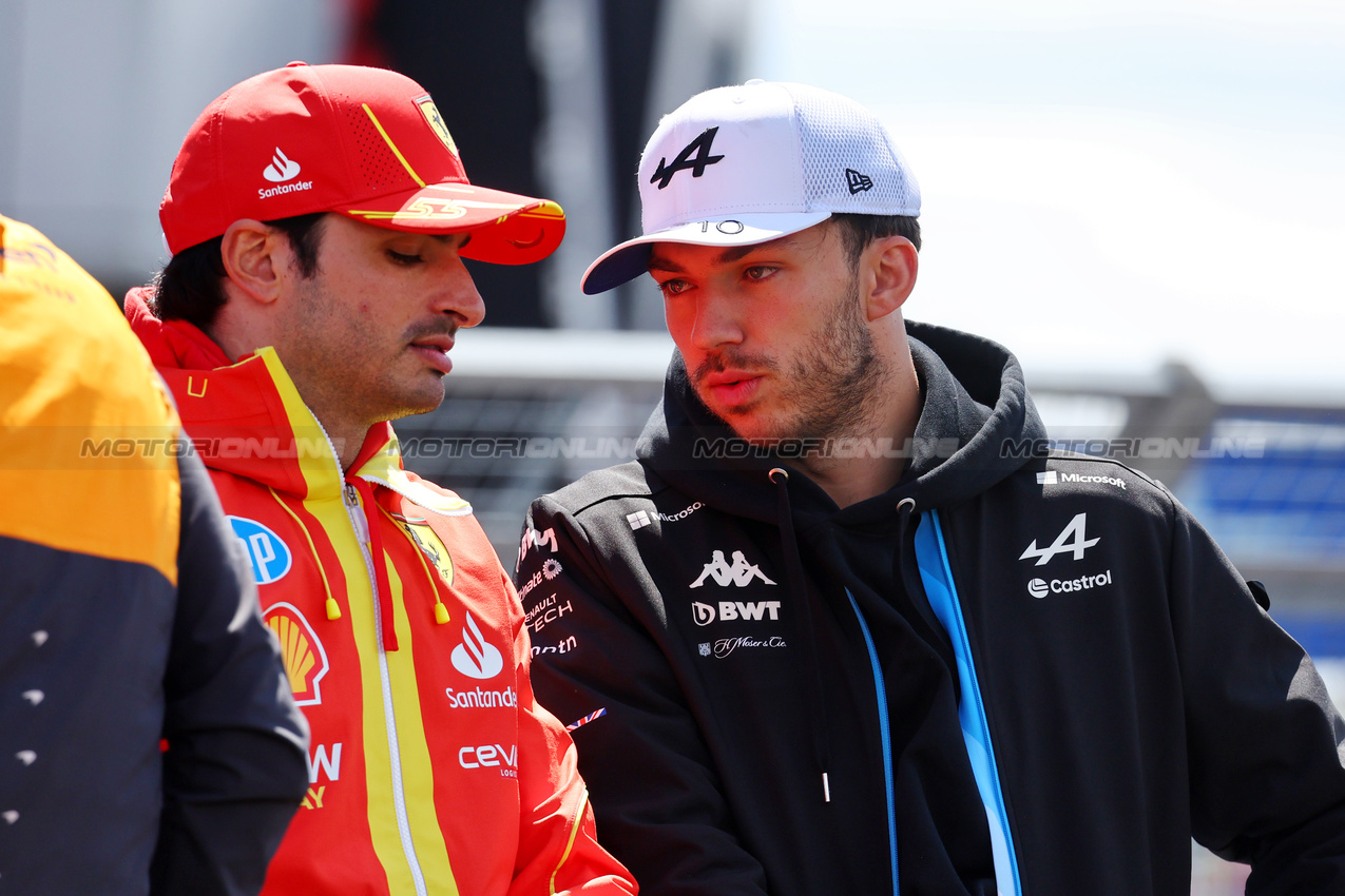 GP GRAN BRETAGNA, (L to R): Carlos Sainz Jr (ESP) Ferrari with Pierre Gasly (FRA) Alpine F1 Team on the drivers' parade.

07.07.2024. Formula 1 World Championship, Rd 12, British Grand Prix, Silverstone, England, Gara Day.

- www.xpbimages.com, EMail: requests@xpbimages.com © Copyright: Batchelor / XPB Images