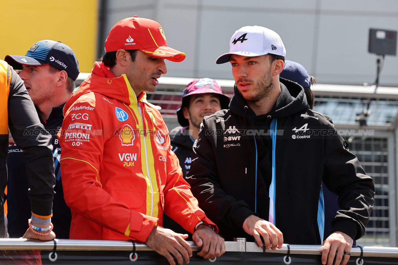 GP GRAN BRETAGNA, (L to R): Carlos Sainz Jr (ESP) Ferrari e Pierre Gasly (FRA) Alpine F1 Team on the drivers' parade.

07.07.2024. Formula 1 World Championship, Rd 12, British Grand Prix, Silverstone, England, Gara Day.

 - www.xpbimages.com, EMail: requests@xpbimages.com © Copyright: Davenport / XPB Images