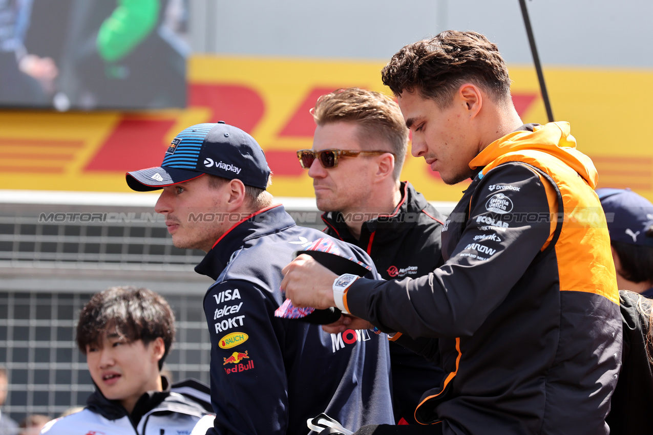 GP GRAN BRETAGNA, (L to R): Max Verstappen (NLD) Red Bull Racing e Lando Norris (GBR) McLaren on the drivers' parade.

07.07.2024. Formula 1 World Championship, Rd 12, British Grand Prix, Silverstone, England, Gara Day.

 - www.xpbimages.com, EMail: requests@xpbimages.com © Copyright: Davenport / XPB Images