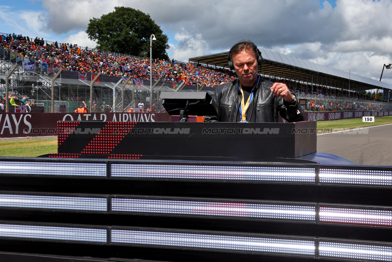 GP GRAN BRETAGNA, Pete Tong (GBR) DJ on the grid.

07.07.2024. Formula 1 World Championship, Rd 12, British Grand Prix, Silverstone, England, Gara Day.

- www.xpbimages.com, EMail: requests@xpbimages.com © Copyright: Batchelor / XPB Images
