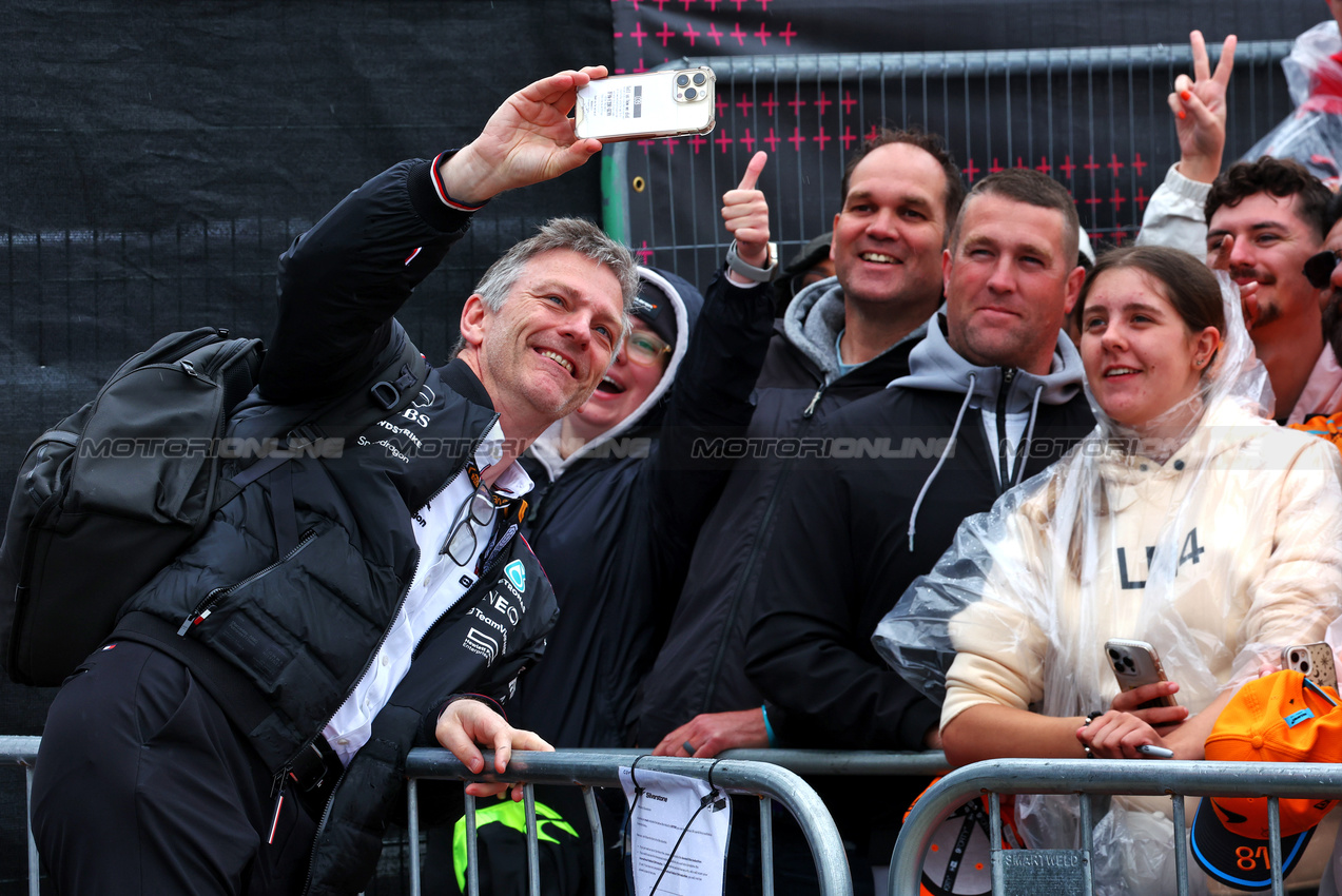 GP GRAN BRETAGNA, James Allison (GBR) Mercedes AMG F1 Technical Director with fans.

07.07.2024. Formula 1 World Championship, Rd 12, British Grand Prix, Silverstone, England, Gara Day.

 - www.xpbimages.com, EMail: requests@xpbimages.com © Copyright: Coates / XPB Images