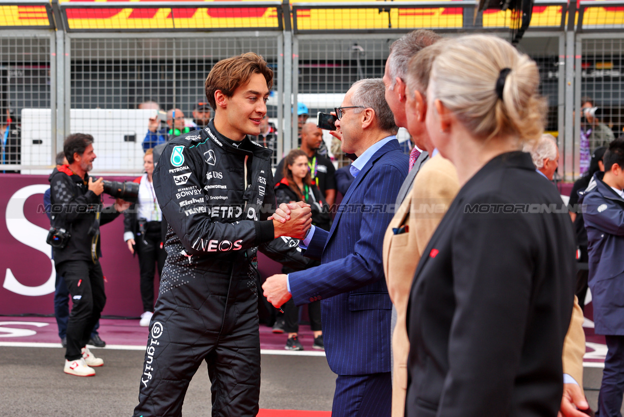 GP GRAN BRETAGNA, George Russell (GBR) Mercedes AMG F1 with Stefano Domenicali (ITA) Formula One President e CEO on the grid.

07.07.2024. Formula 1 World Championship, Rd 12, British Grand Prix, Silverstone, England, Gara Day.

- www.xpbimages.com, EMail: requests@xpbimages.com © Copyright: Batchelor / XPB Images