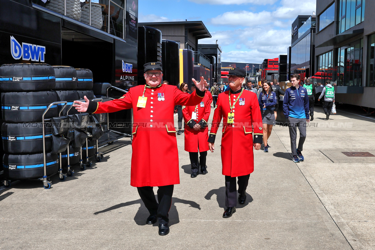 GP GRAN BRETAGNA, Paddock Atmosfera - Chelsea Pensioners.

04.07.2024. Formula 1 World Championship, Rd 12, British Grand Prix, Silverstone, England, Preparation Day.

- www.xpbimages.com, EMail: requests@xpbimages.com © Copyright: Moy / XPB Images
