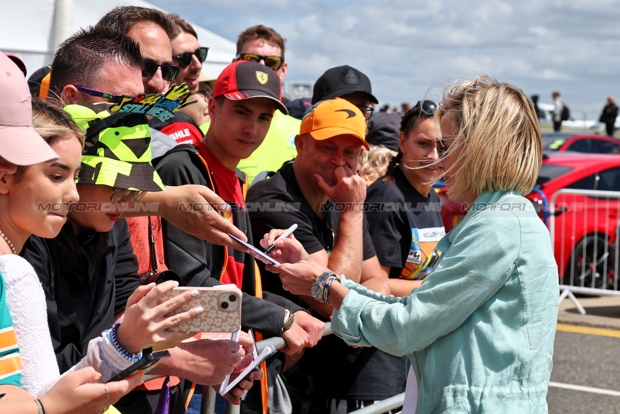 GP GRAN BRETAGNA, Susie Wolff (GBR) F1 Academy Managing Director with fans.

04.07.2024. Formula 1 World Championship, Rd 12, British Grand Prix, Silverstone, England, Preparation Day.

- www.xpbimages.com, EMail: requests@xpbimages.com © Copyright: Moy / XPB Images
