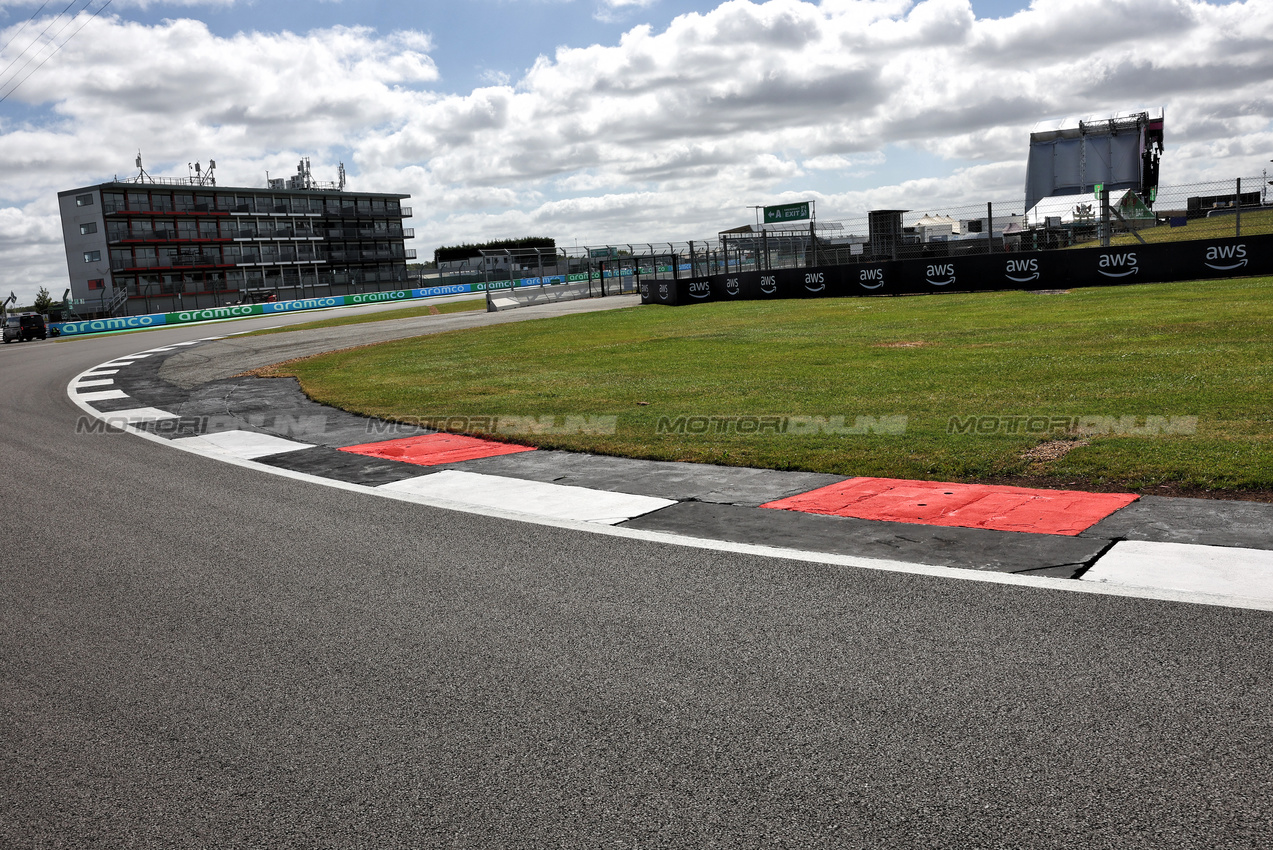 GP GRAN BRETAGNA, Circuit Atmosfera - kerb detail.

04.07.2024. Formula 1 World Championship, Rd 12, British Grand Prix, Silverstone, England, Preparation Day.

- www.xpbimages.com, EMail: requests@xpbimages.com © Copyright: Bearne / XPB Images