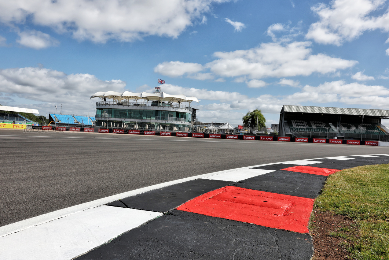 GP GRAN BRETAGNA, Circuit Atmosfera - kerb detail.

04.07.2024. Formula 1 World Championship, Rd 12, British Grand Prix, Silverstone, England, Preparation Day.

- www.xpbimages.com, EMail: requests@xpbimages.com © Copyright: Bearne / XPB Images