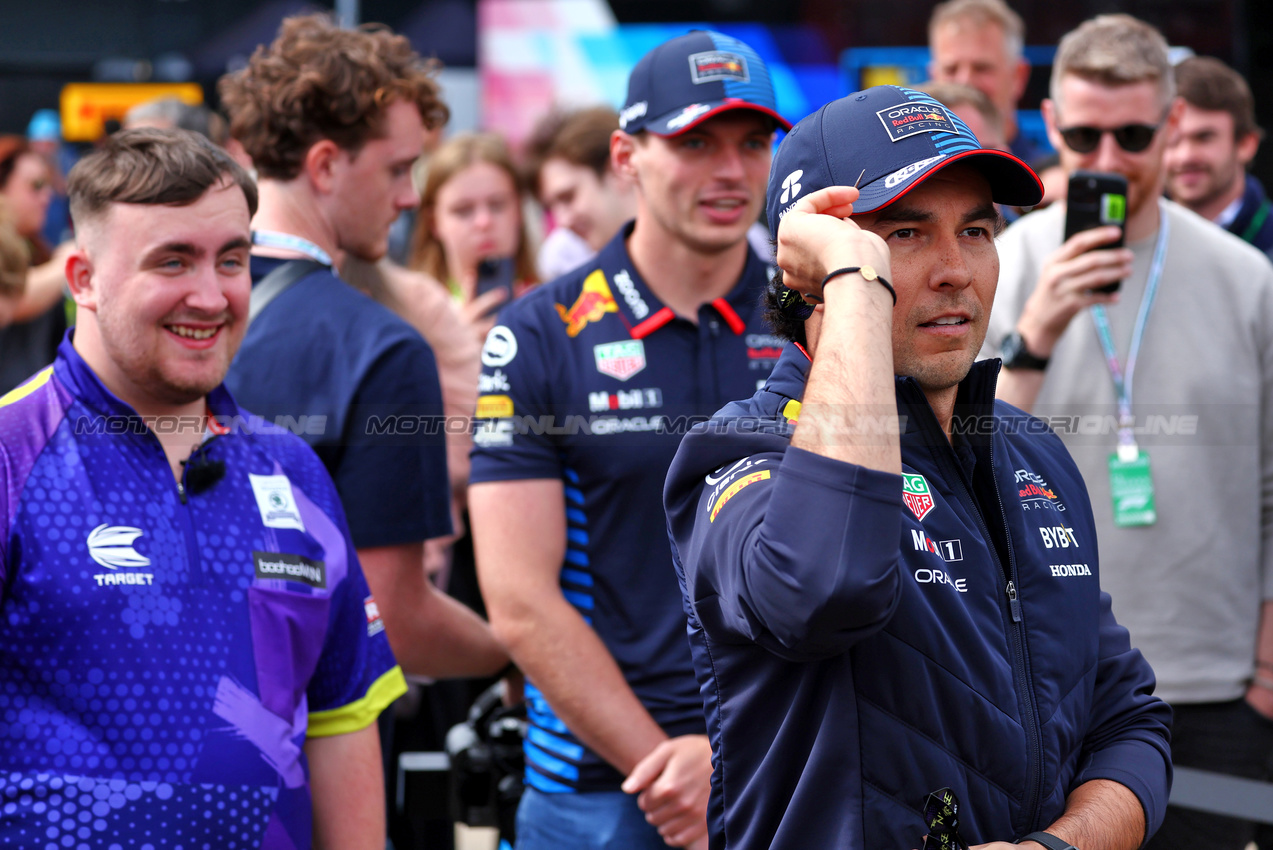 GP GRAN BRETAGNA, Sergio Perez (MEX) Red Bull Racing plays darts.

04.07.2024. Formula 1 World Championship, Rd 12, British Grand Prix, Silverstone, England, Preparation Day.

 - www.xpbimages.com, EMail: requests@xpbimages.com © Copyright: Coates / XPB Images