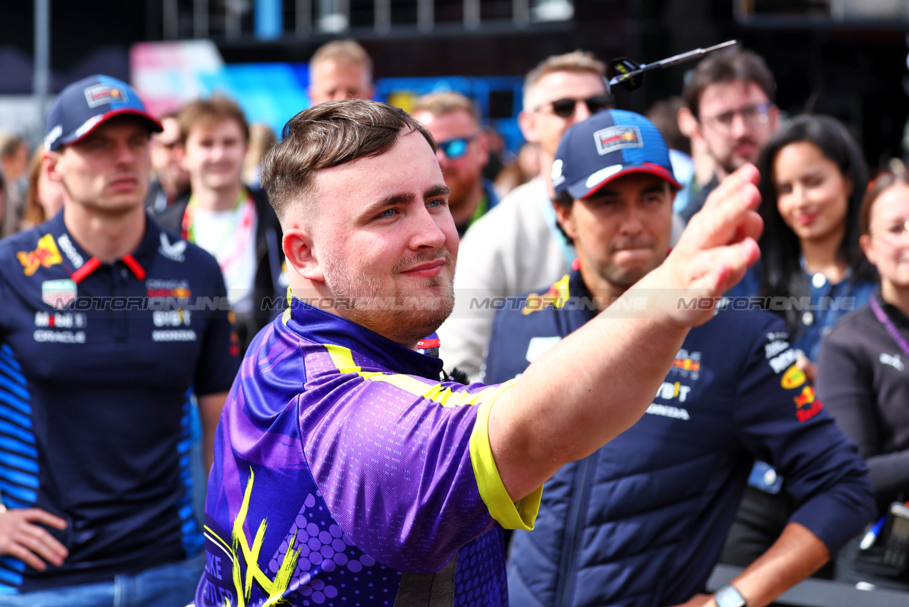 GP GRAN BRETAGNA, Luke Littler (GBR) Darts Player.

04.07.2024. Formula 1 World Championship, Rd 12, British Grand Prix, Silverstone, England, Preparation Day.

 - www.xpbimages.com, EMail: requests@xpbimages.com © Copyright: Coates / XPB Images