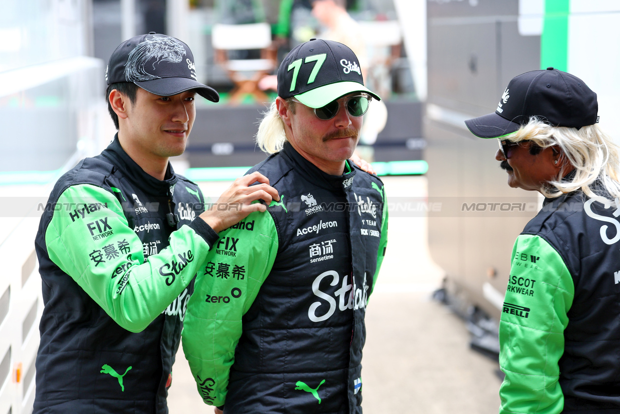 GP GRAN BRETAGNA, (L to R): Zhou Guanyu (CHN) Sauber e Valtteri Bottas (FIN) Sauber with Just Sul (IND) Comedian.



04.07.2024. Formula 1 World Championship, Rd 12, British Grand Prix, Silverstone, England, Preparation Day.

 - www.xpbimages.com, EMail: requests@xpbimages.com © Copyright: Coates / XPB Images