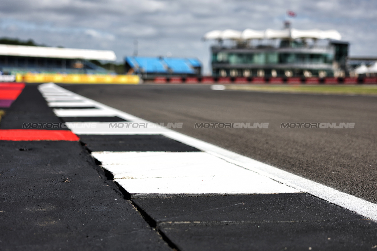 GP GRAN BRETAGNA, Circuit Atmosfera - kerb detail.

04.07.2024. Formula 1 World Championship, Rd 12, British Grand Prix, Silverstone, England, Preparation Day.

- www.xpbimages.com, EMail: requests@xpbimages.com © Copyright: Bearne / XPB Images