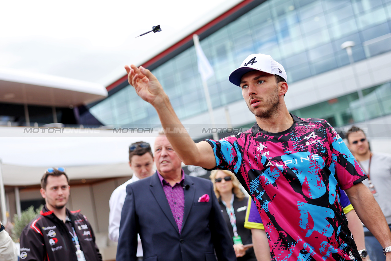GP GRAN BRETAGNA, Pierre Gasly (FRA) Alpine F1 Team plays darts.

04.07.2024. Formula 1 World Championship, Rd 12, British Grand Prix, Silverstone, England, Preparation Day.

- www.xpbimages.com, EMail: requests@xpbimages.com © Copyright: Bearne / XPB Images