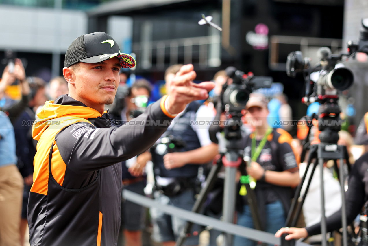 GP GRAN BRETAGNA, Lando Norris (GBR) McLaren plays darts.

04.07.2024. Formula 1 World Championship, Rd 12, British Grand Prix, Silverstone, England, Preparation Day.

- www.xpbimages.com, EMail: requests@xpbimages.com © Copyright: Bearne / XPB Images