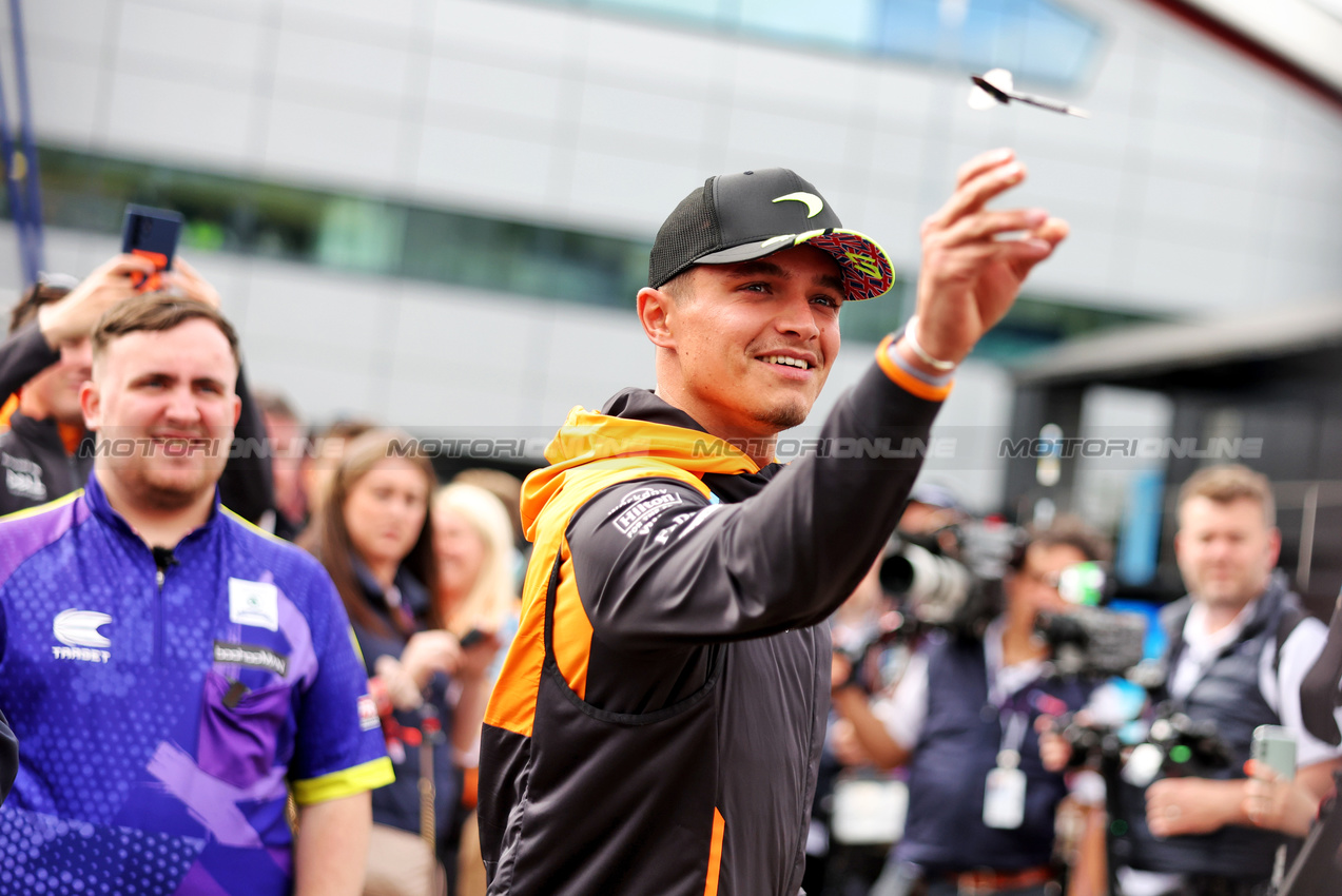 GP GRAN BRETAGNA, Lando Norris (GBR) McLaren plays darts.

04.07.2024. Formula 1 World Championship, Rd 12, British Grand Prix, Silverstone, England, Preparation Day.

- www.xpbimages.com, EMail: requests@xpbimages.com © Copyright: Bearne / XPB Images