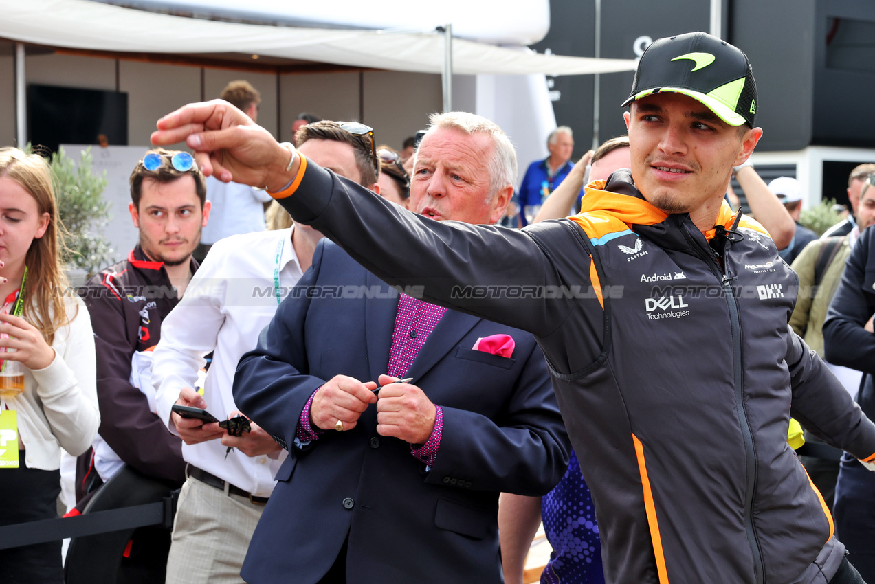 GP GRAN BRETAGNA, Lando Norris (GBR) McLaren plays darts.

04.07.2024. Formula 1 World Championship, Rd 12, British Grand Prix, Silverstone, England, Preparation Day.

- www.xpbimages.com, EMail: requests@xpbimages.com © Copyright: Bearne / XPB Images