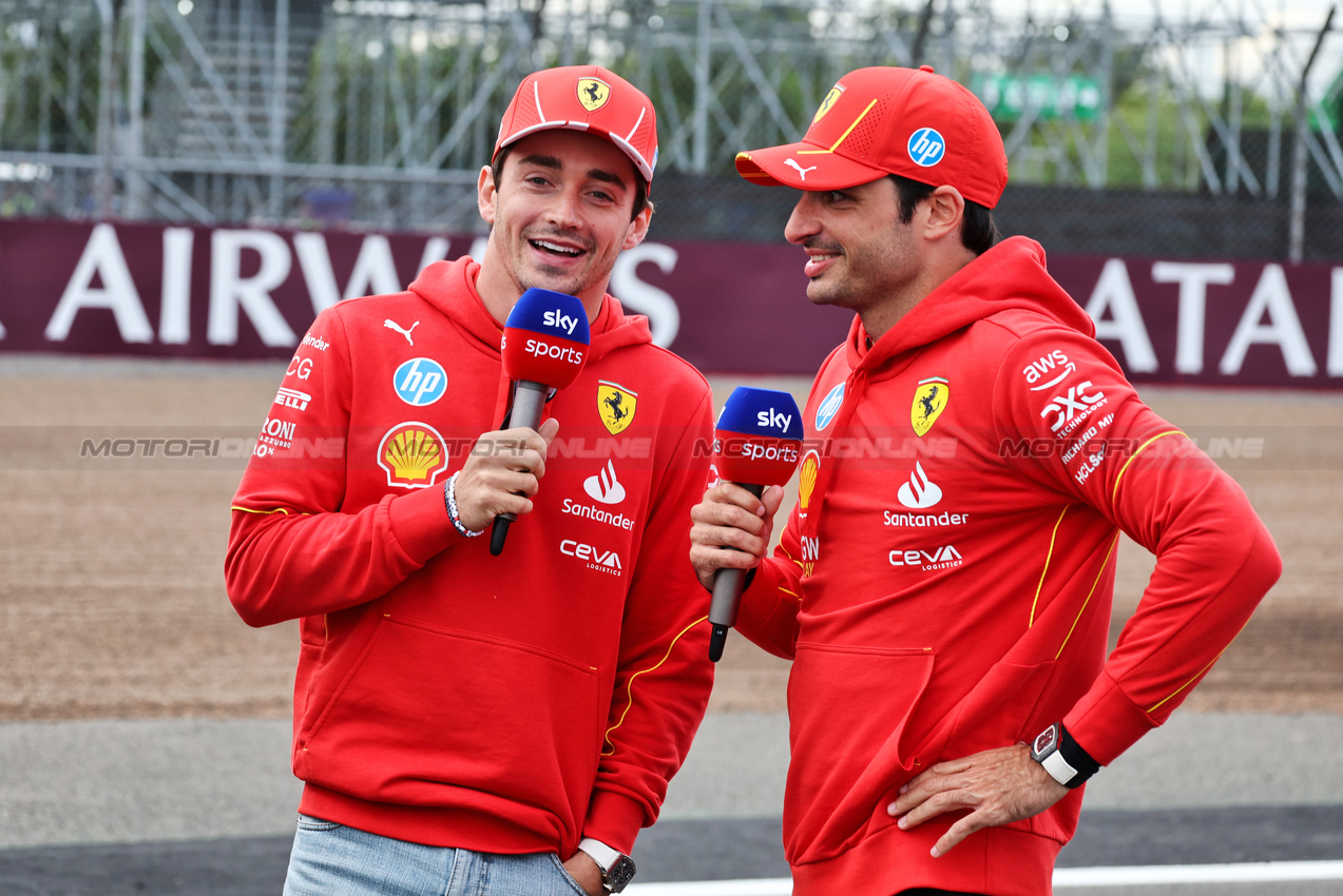 GP GRAN BRETAGNA, (L to R): Charles Leclerc (MON) Ferrari with Carlos Sainz Jr (ESP) Ferrari.

04.07.2024. Formula 1 World Championship, Rd 12, British Grand Prix, Silverstone, England, Preparation Day.

- www.xpbimages.com, EMail: requests@xpbimages.com © Copyright: Moy / XPB Images
