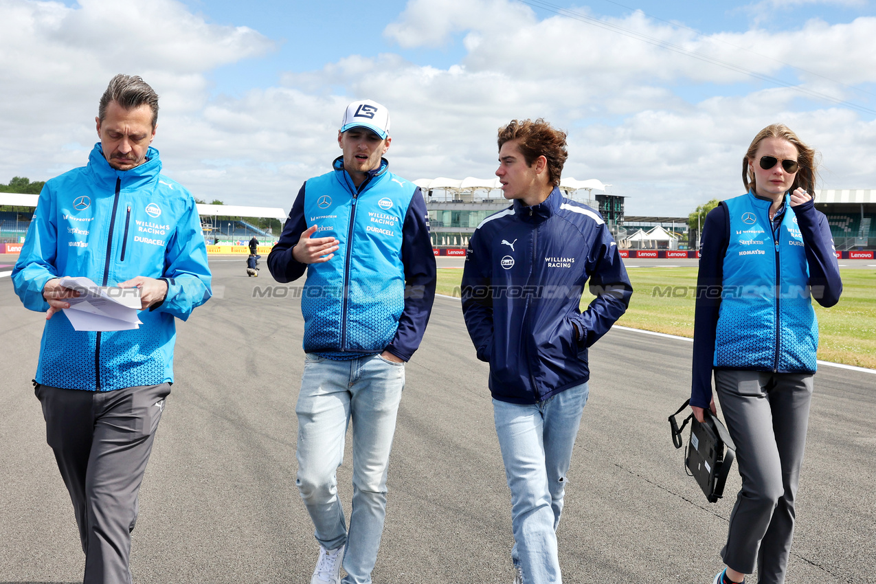 GP GRAN BRETAGNA, (L to R): Gaetan Jego, Williams Racing Gara Engineer walks the circuit with Logan Sargeant (USA) Williams Racing; Franco Colapinto (ARG) Williams Racing Academy Driver; e Elizabeth Wood Boyer (GBR) Williams Racing Performance Engineer.

04.07.2024. Formula 1 World Championship, Rd 12, British Grand Prix, Silverstone, England, Preparation Day.

- www.xpbimages.com, EMail: requests@xpbimages.com © Copyright: Bearne / XPB Images