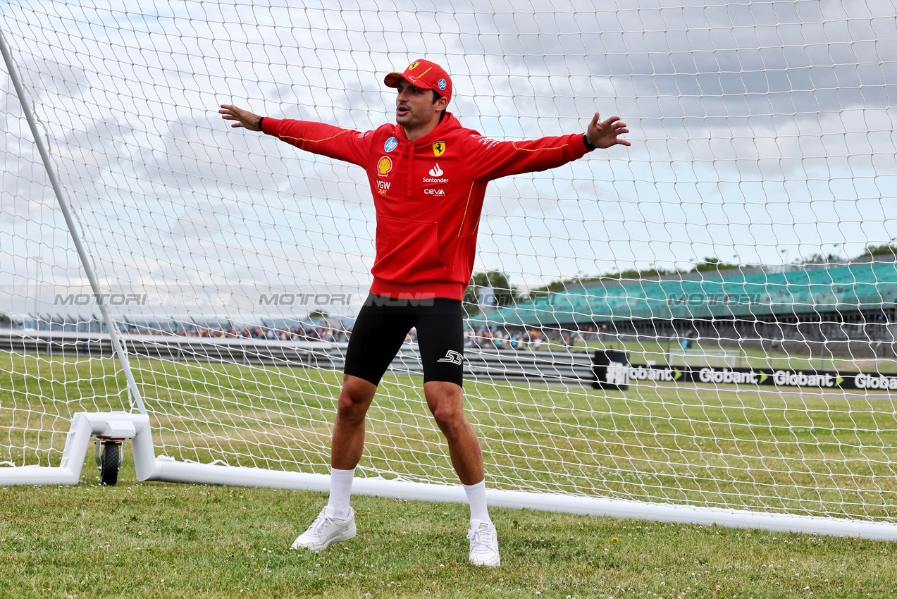 GP GRAN BRETAGNA, Carlos Sainz Jr (ESP) Ferrari plays football.

04.07.2024. Formula 1 World Championship, Rd 12, British Grand Prix, Silverstone, England, Preparation Day.

- www.xpbimages.com, EMail: requests@xpbimages.com © Copyright: Moy / XPB Images
