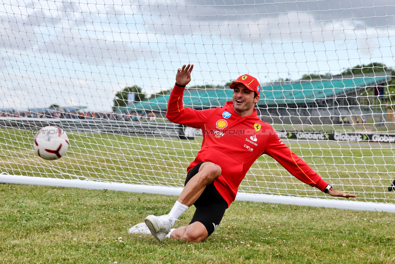 GP GRAN BRETAGNA, Carlos Sainz Jr (ESP) Ferrari plays football.

04.07.2024. Formula 1 World Championship, Rd 12, British Grand Prix, Silverstone, England, Preparation Day.

- www.xpbimages.com, EMail: requests@xpbimages.com © Copyright: Moy / XPB Images