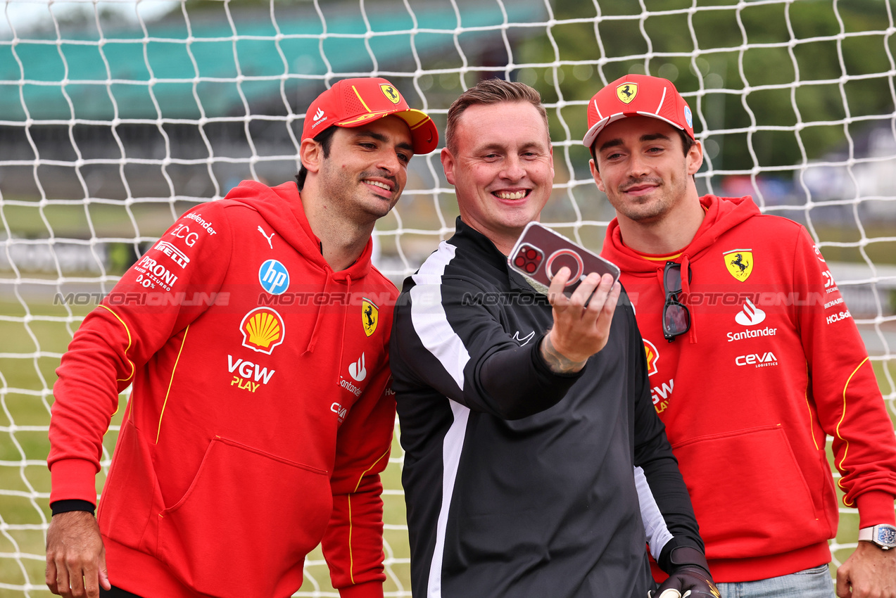 GP GRAN BRETAGNA, (L to R): Carlos Sainz Jr (ESP) Ferrari e Charles Leclerc (MON) Ferrari.

04.07.2024. Formula 1 World Championship, Rd 12, British Grand Prix, Silverstone, England, Preparation Day.

- www.xpbimages.com, EMail: requests@xpbimages.com © Copyright: Moy / XPB Images