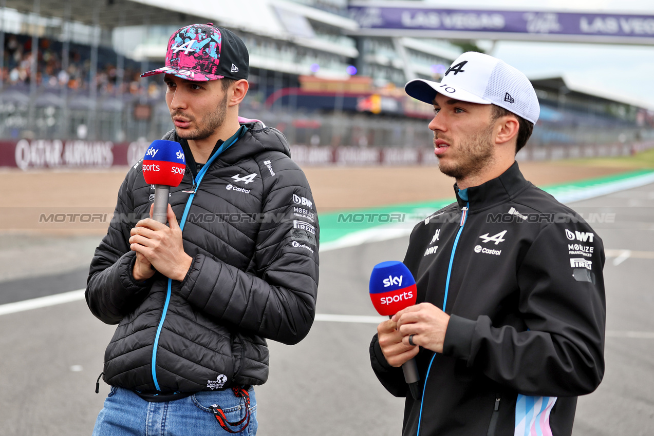 GP GRAN BRETAGNA, (L to R): Esteban Ocon (FRA) Alpine F1 Team e Pierre Gasly (FRA) Alpine F1 Team.

04.07.2024. Formula 1 World Championship, Rd 12, British Grand Prix, Silverstone, England, Preparation Day.

- www.xpbimages.com, EMail: requests@xpbimages.com © Copyright: Moy / XPB Images