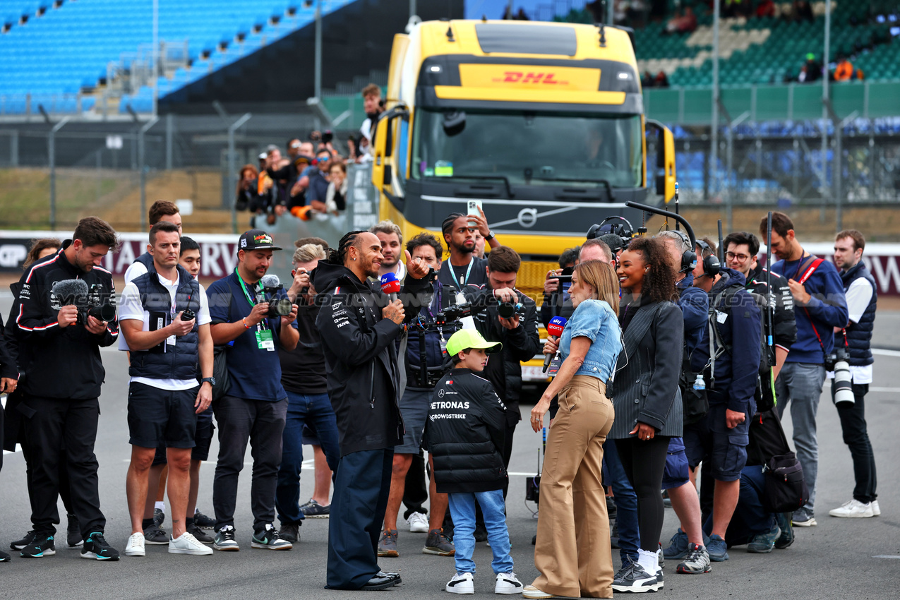 GP GRAN BRETAGNA, Lewis Hamilton (GBR) Mercedes AMG F1 with Natalie Pinkham (GBR) Sky Sports Presenter; Naomi Schiff (RWA) / (BEL) Sky Sports F1 Presenter; e Martin Brundle (GBR) Sky Sports F1 Commentator.

04.07.2024. Formula 1 World Championship, Rd 12, British Grand Prix, Silverstone, England, Preparation Day.

 - www.xpbimages.com, EMail: requests@xpbimages.com © Copyright: Coates / XPB Images