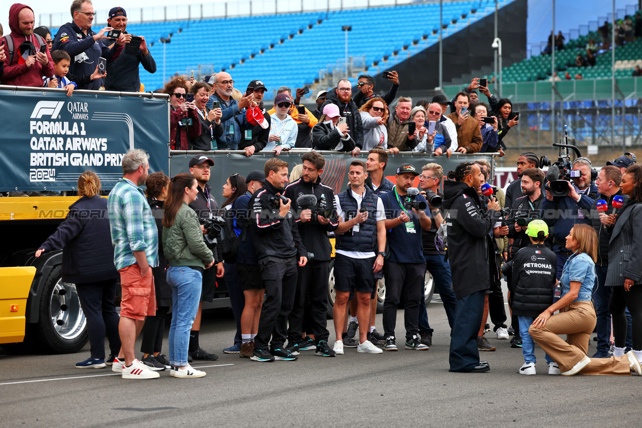 GP GRAN BRETAGNA, Lewis Hamilton (GBR) Mercedes AMG F1 with Natalie Pinkham (GBR) Sky Sports Presenter; Naomi Schiff (RWA) / (BEL) Sky Sports F1 Presenter; e Martin Brundle (GBR) Sky Sports F1 Commentator.

04.07.2024. Formula 1 World Championship, Rd 12, British Grand Prix, Silverstone, England, Preparation Day.

 - www.xpbimages.com, EMail: requests@xpbimages.com © Copyright: Coates / XPB Images