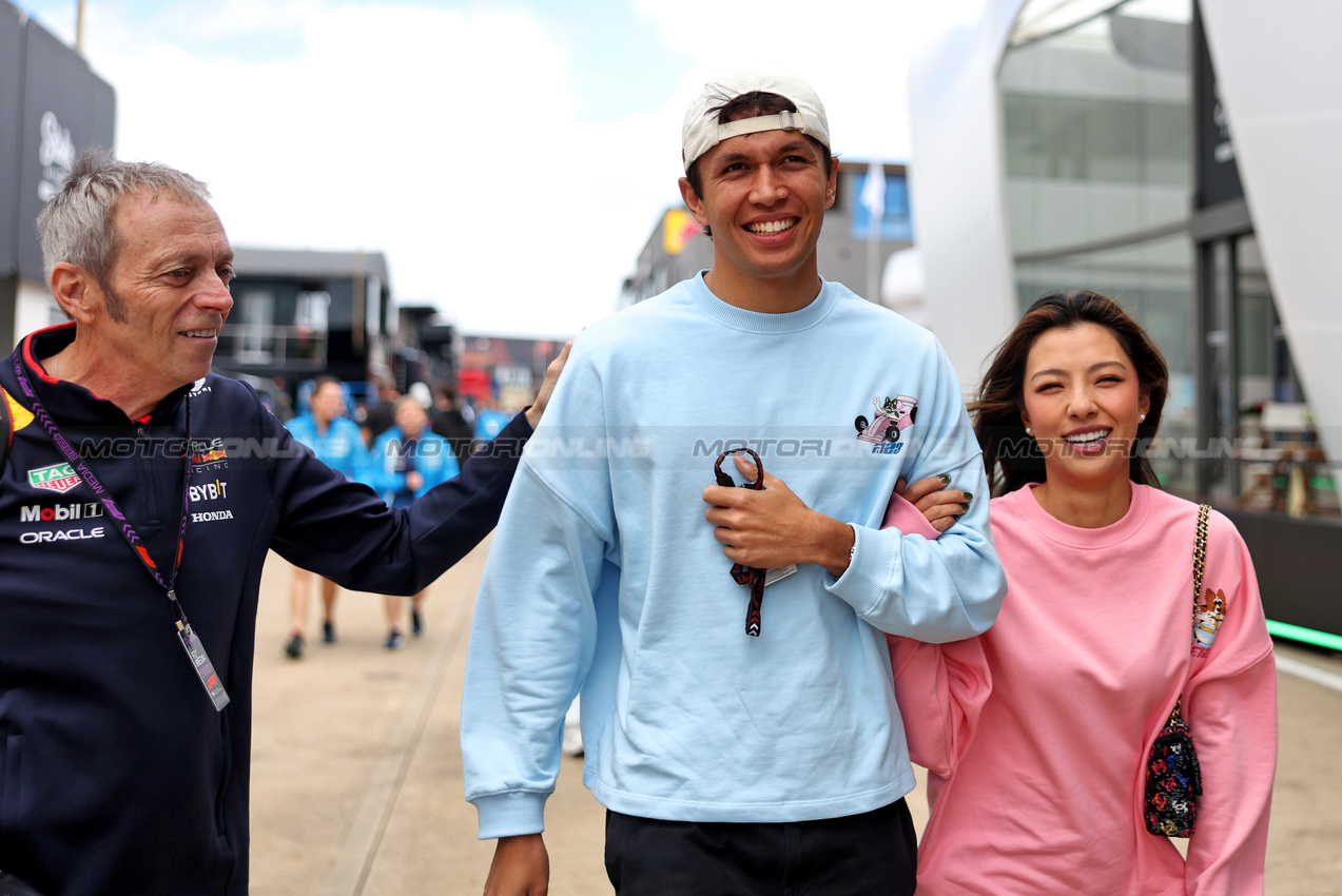 GP GRAN BRETAGNA, (L to R): Mark Thompson (GBR) Photographer with Alexander Albon (THA) Williams Racing e Domenica Muni Lily He (CHN) Professional Golfer.

04.07.2024. Formula 1 World Championship, Rd 12, British Grand Prix, Silverstone, England, Preparation Day.

- www.xpbimages.com, EMail: requests@xpbimages.com © Copyright: Bearne / XPB Images