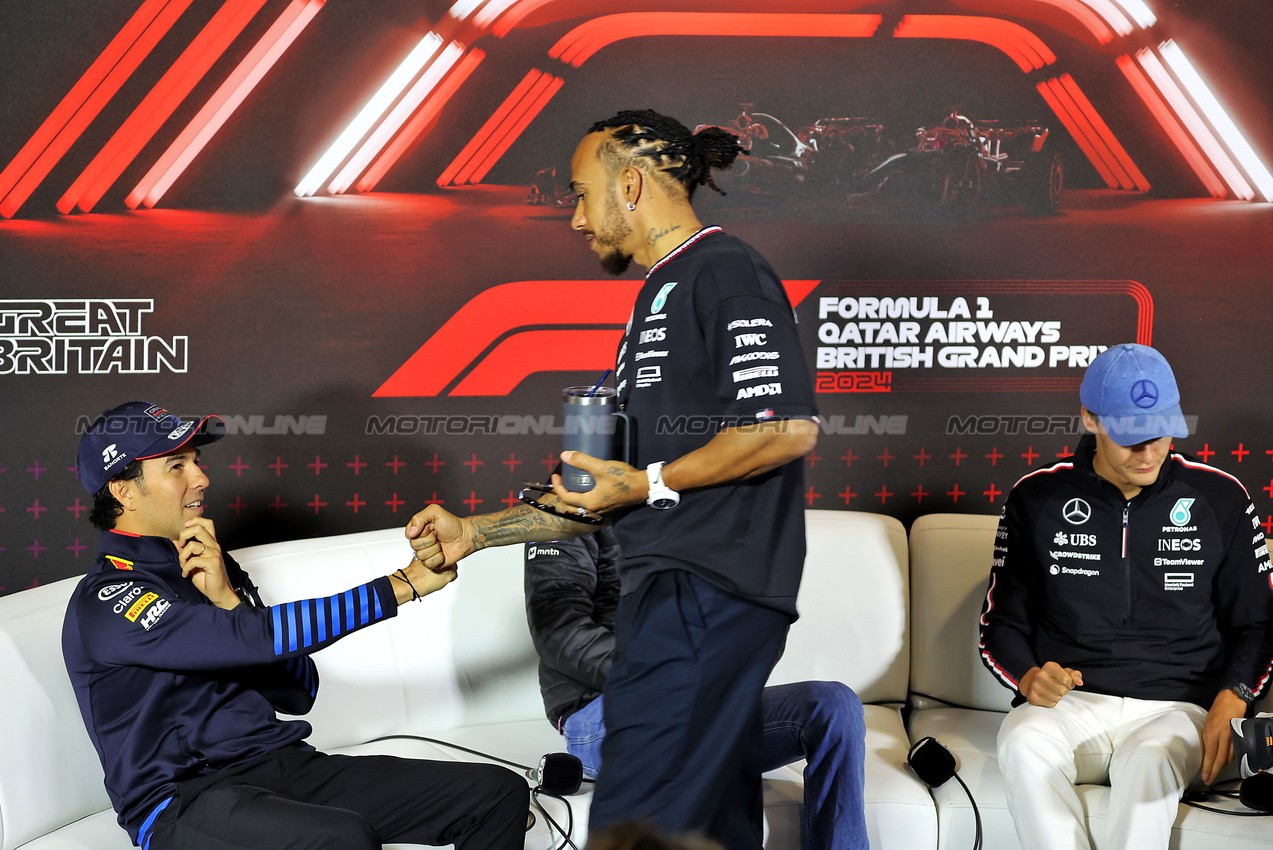 GP GRAN BRETAGNA, (L to R): Sergio Perez (MEX) Red Bull Racing e Lewis Hamilton (GBR) Mercedes AMG F1 in the FIA Press Conference.

04.07.2024. Formula 1 World Championship, Rd 12, British Grand Prix, Silverstone, England, Preparation Day.

- www.xpbimages.com, EMail: requests@xpbimages.com © Copyright: Bearne / XPB Images