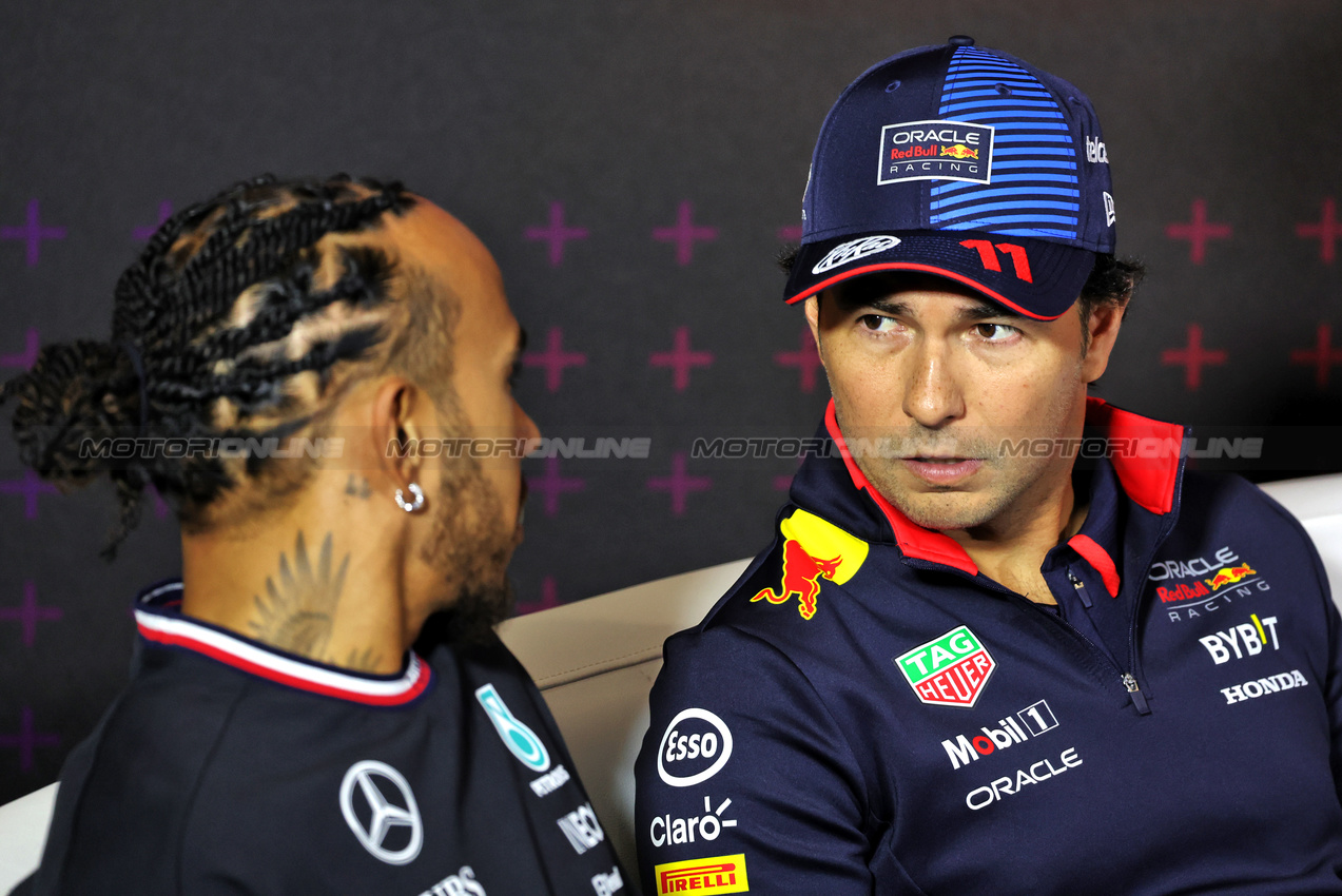 GP GRAN BRETAGNA, Sergio Perez (MEX) Red Bull Racing e Lewis Hamilton (GBR) Mercedes AMG F1 in the FIA Press Conference.

04.07.2024. Formula 1 World Championship, Rd 12, British Grand Prix, Silverstone, England, Preparation Day.

- www.xpbimages.com, EMail: requests@xpbimages.com © Copyright: Bearne / XPB Images