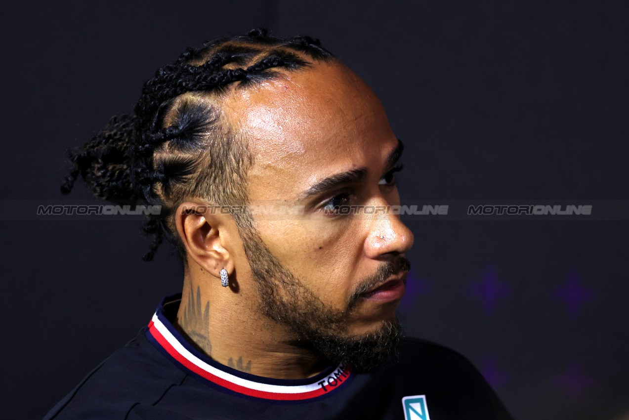 GP GRAN BRETAGNA, Lewis Hamilton (GBR) Mercedes AMG F1 in the FIA Press Conference.

04.07.2024. Formula 1 World Championship, Rd 12, British Grand Prix, Silverstone, England, Preparation Day.

- www.xpbimages.com, EMail: requests@xpbimages.com © Copyright: Bearne / XPB Images