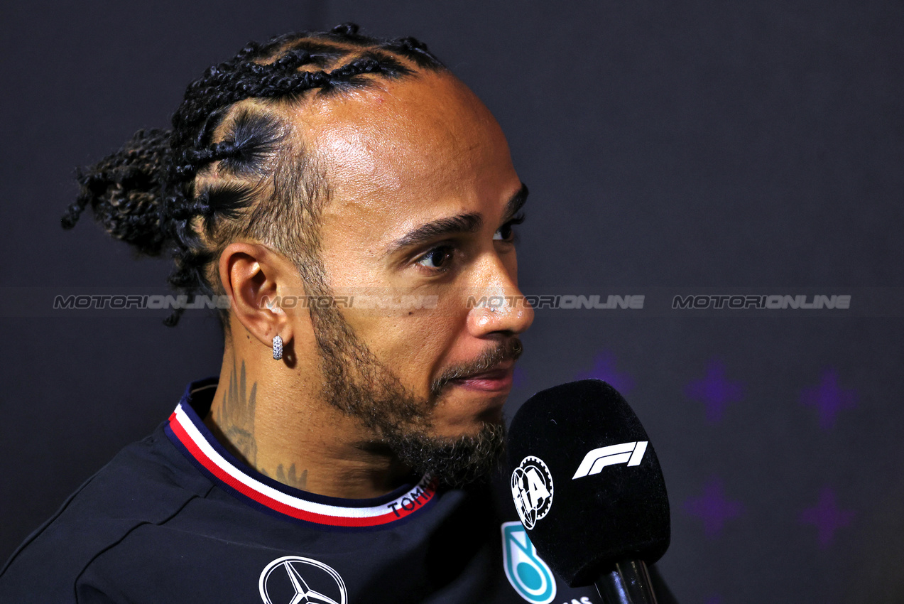 GP GRAN BRETAGNA, Lewis Hamilton (GBR) Mercedes AMG F1 in the FIA Press Conference.

04.07.2024. Formula 1 World Championship, Rd 12, British Grand Prix, Silverstone, England, Preparation Day.

- www.xpbimages.com, EMail: requests@xpbimages.com © Copyright: Bearne / XPB Images