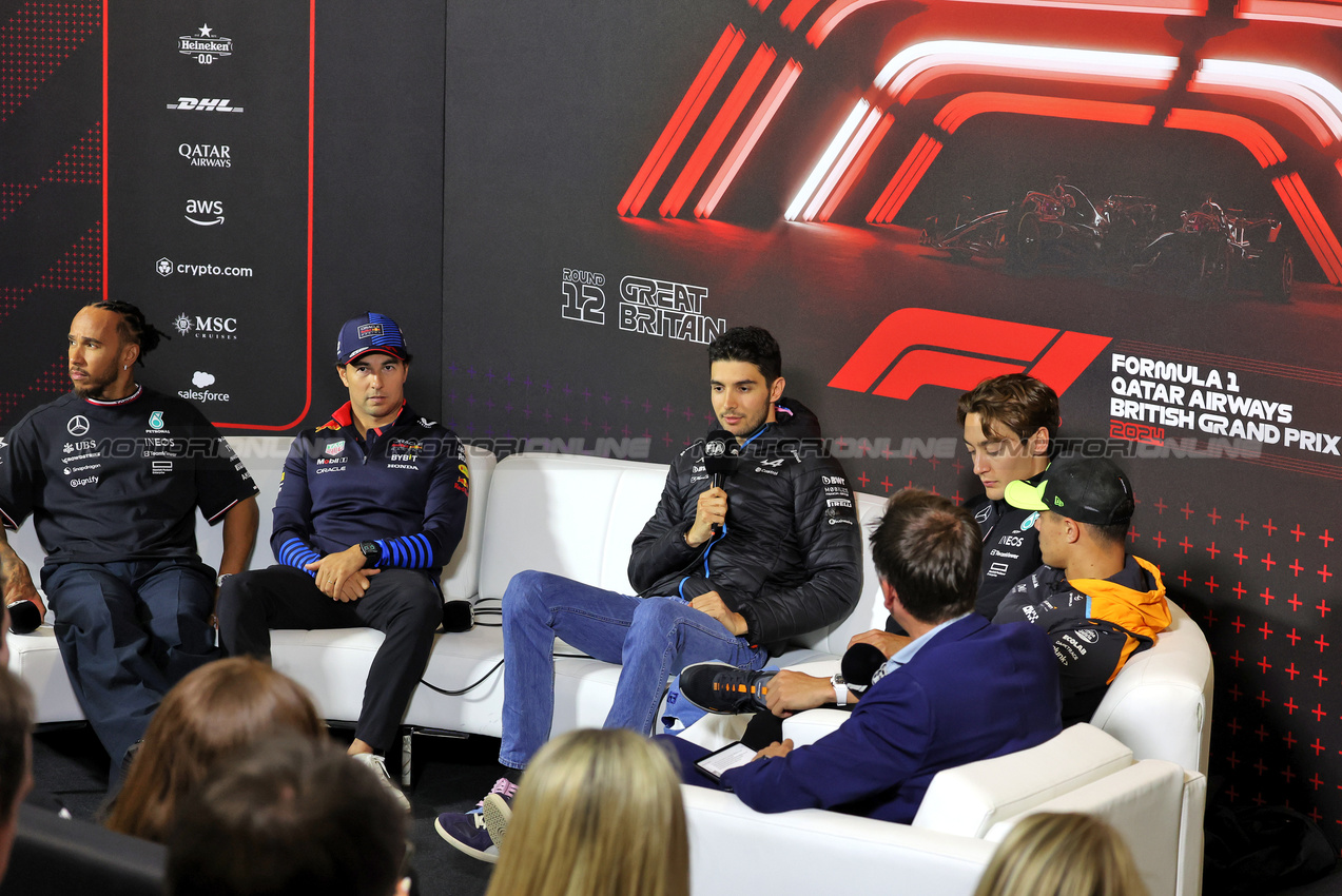 GP GRAN BRETAGNA, (L to R): Lewis Hamilton (GBR) Mercedes AMG F1; Sergio Perez (MEX) Red Bull Racing; Esteban Ocon (FRA) Alpine F1 Team; George Russell (GBR) Mercedes AMG F1; e Lando Norris (GBR) McLaren, in the FIA Press Conference.

04.07.2024. Formula 1 World Championship, Rd 12, British Grand Prix, Silverstone, England, Preparation Day.

- www.xpbimages.com, EMail: requests@xpbimages.com © Copyright: Bearne / XPB Images