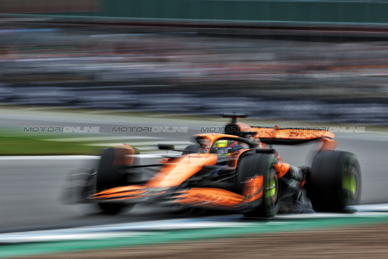 GP GRAN BRETAGNA, Oscar Piastri (AUS) McLaren MCL38.

06.07.2024. Formula 1 World Championship, Rd 12, British Grand Prix, Silverstone, England, Qualifiche Day.

- www.xpbimages.com, EMail: requests@xpbimages.com © Copyright: Bearne / XPB Images