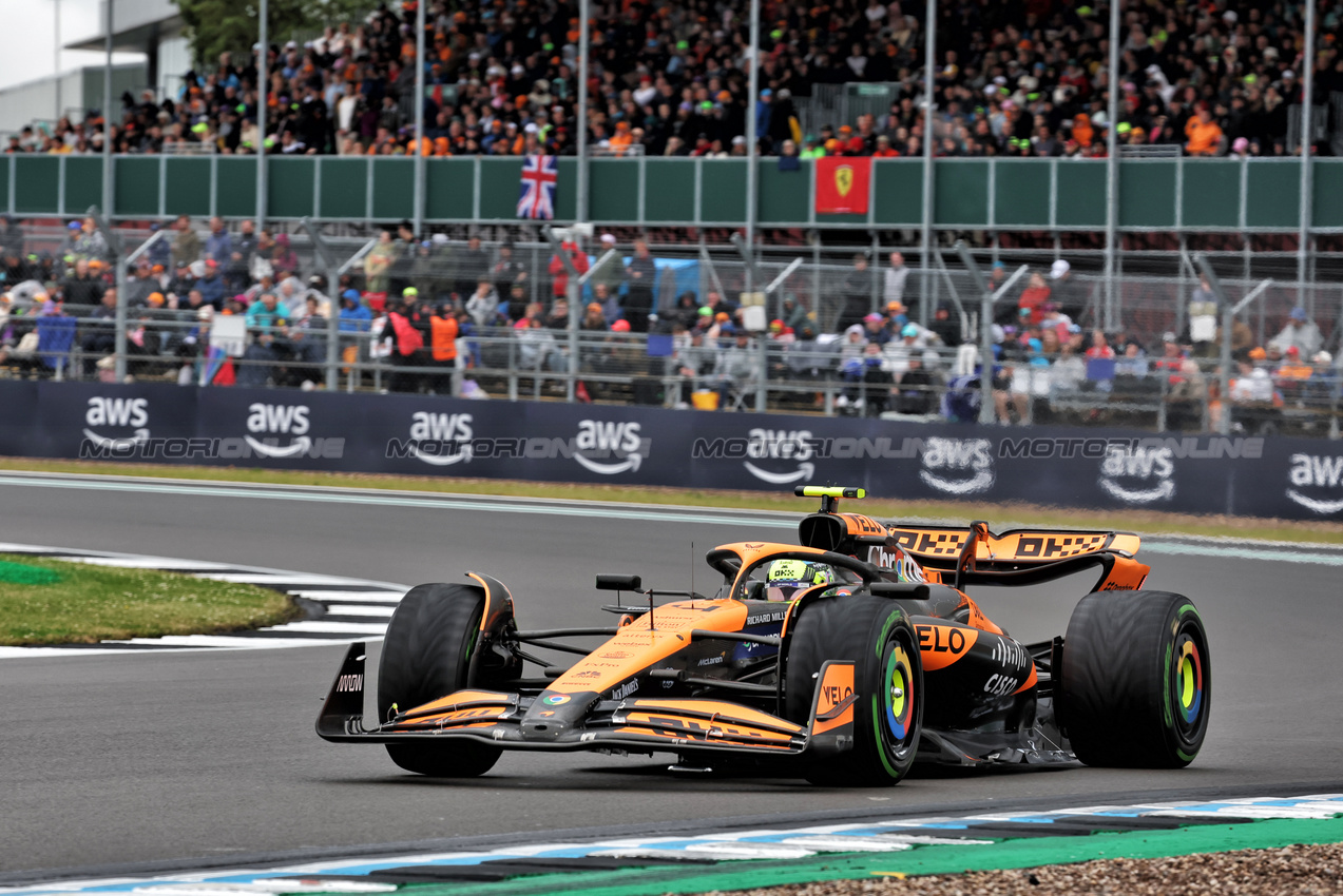 GP GRAN BRETAGNA, Lando Norris (GBR) McLaren MCL38.

06.07.2024. Formula 1 World Championship, Rd 12, British Grand Prix, Silverstone, England, Qualifiche Day.

- www.xpbimages.com, EMail: requests@xpbimages.com © Copyright: Bearne / XPB Images