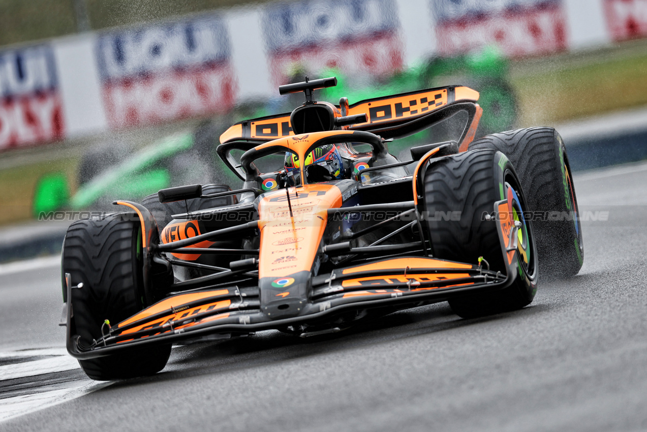GP GRAN BRETAGNA, Oscar Piastri (AUS) McLaren MCL38.

06.07.2024. Formula 1 World Championship, Rd 12, British Grand Prix, Silverstone, England, Qualifiche Day.

- www.xpbimages.com, EMail: requests@xpbimages.com © Copyright: Rew / XPB Images