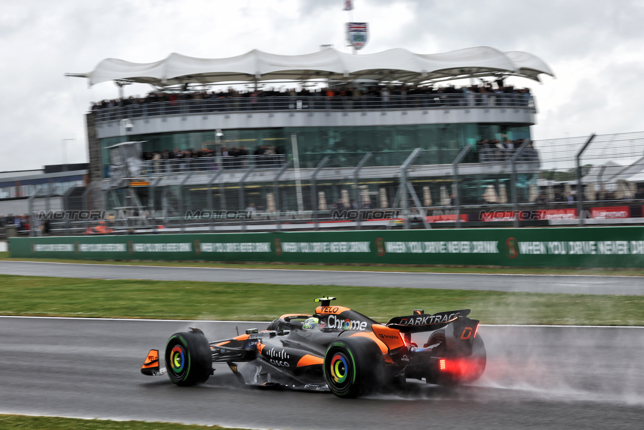 GP GRAN BRETAGNA, Lando Norris (GBR) McLaren MCL38.

06.07.2024. Formula 1 World Championship, Rd 12, British Grand Prix, Silverstone, England, Qualifiche Day.

- www.xpbimages.com, EMail: requests@xpbimages.com © Copyright: Bearne / XPB Images