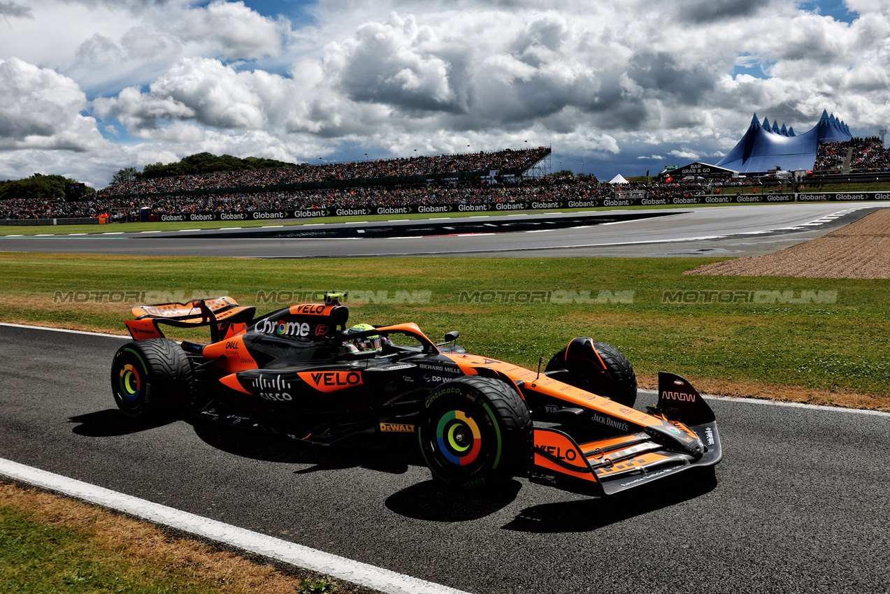 GP GRAN BRETAGNA, Lando Norris (GBR) McLaren MCL38.

06.07.2024. Formula 1 World Championship, Rd 12, British Grand Prix, Silverstone, England, Qualifiche Day.

- www.xpbimages.com, EMail: requests@xpbimages.com © Copyright: Charniaux / XPB Images