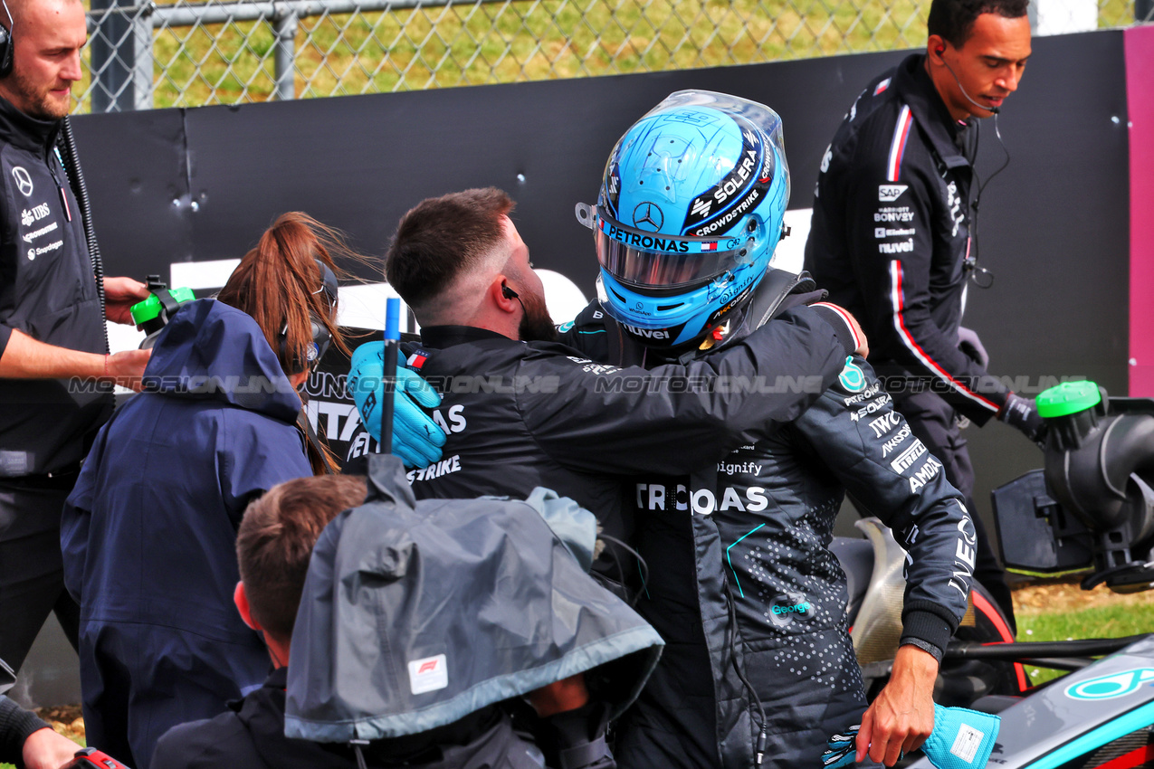 GP GRAN BRETAGNA, George Russell (GBR) Mercedes AMG F1 celebrates his pole position in qualifying parc ferme.

06.07.2024. Formula 1 World Championship, Rd 12, British Grand Prix, Silverstone, England, Qualifiche Day.

- www.xpbimages.com, EMail: requests@xpbimages.com © Copyright: Batchelor / XPB Images